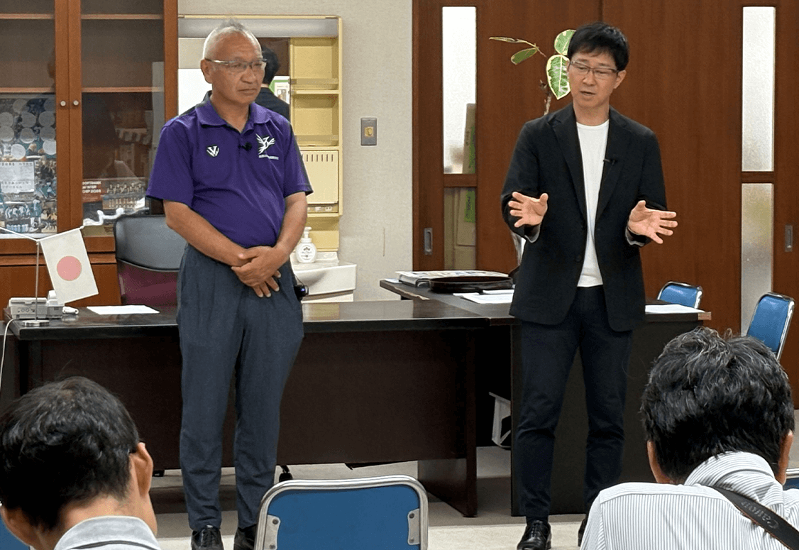 調印式 理事長との握手